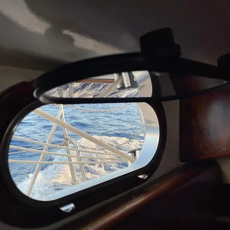 Πλωτό κατάλυμα Sailboat On Board *