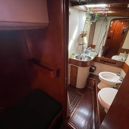 Sailboat On Board Hotel en barco