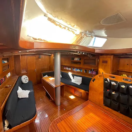 Sailboat On Board Hotel en barco Catania