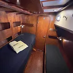 Bateau-hôtel Sailboat On Board