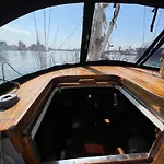 Sailboat On Board Bateau-hôtel