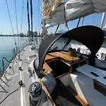 Bateau-hôtel Sailboat On Board
