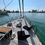 Sailboat On Board Bateau-hôtel