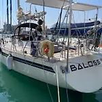 Bateau-hôtel Sailboat On Board *