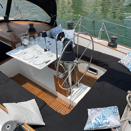 Hotel en barco Sailboat On Board *