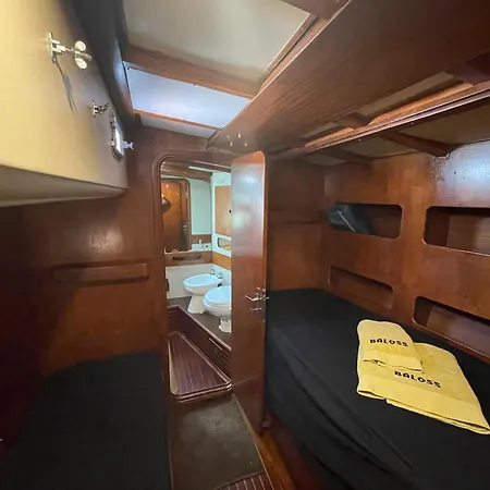 Sailboat On Board بوتيل