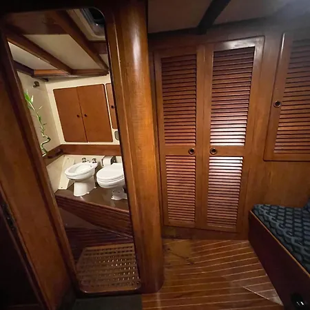 Hotel en barco Sailboat On Board *