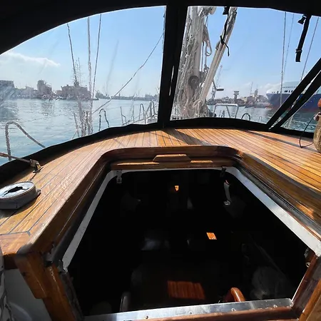 Sailboat On Board Hotel en barco