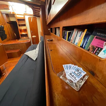 بوتيل Sailboat On Board كاتانيا