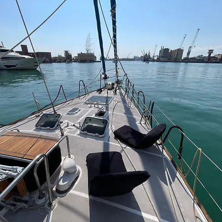 Sailboat On Board Hotel en barco